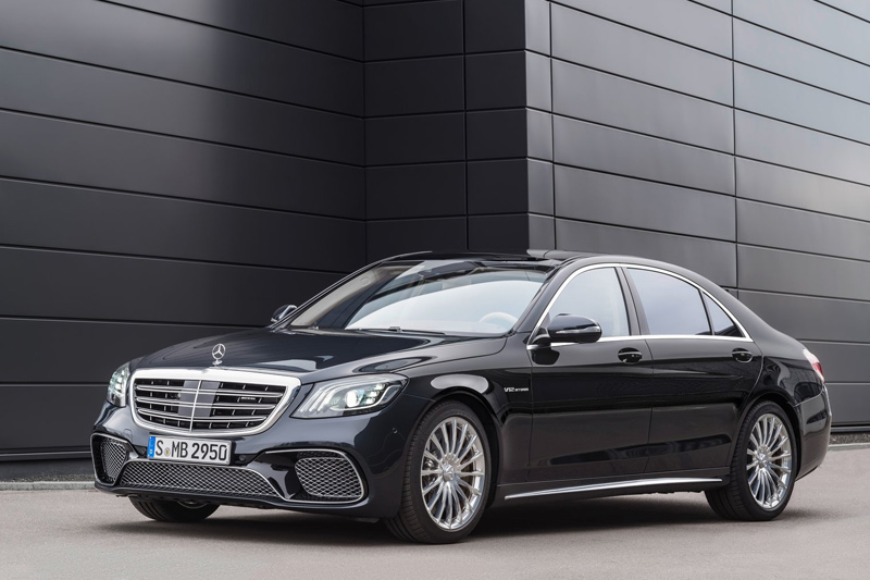 Professional chauffeur service to and from the airport